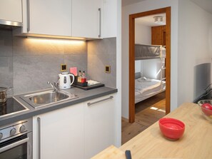 Jääkaappi, astianpesukone, leivänpaahdin