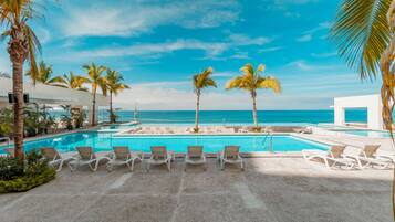 Utendørsbasseng og et oppvarmet basseng