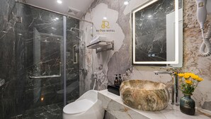 ห้องดีลักซ์ | ห้องน้ำ | ฝักบัว, ของใช้ในห้องน้ำฟรี, ผ้าเช็ดตัว, สบู่