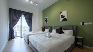 Een hotelkamer met twee bedden, uitzicht op de stad en een groene muur met kunst.