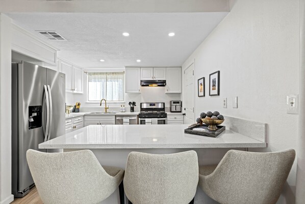 Refrigerador, microondas, horno y parrilla de estufa 