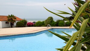 Una piscina con vista diretta sul mare.