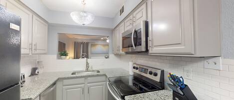 Een koelkast, een microgolfoven, een oven, een kookplaat