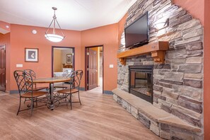 Dining - Chula Vista Resort Condo (Wisconsin Dells)