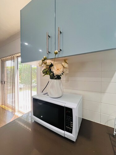 Modern large 3bedroom Family home within 6 minutes to station and local shop 