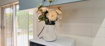 Modern large 3bedroom Family home within 6 minutes to station and local shop 