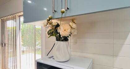 Modern large 3bedroom Family home within 6 minutes to station and local shop