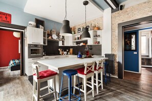 Fridge, oven, dishwasher, coffee/tea maker