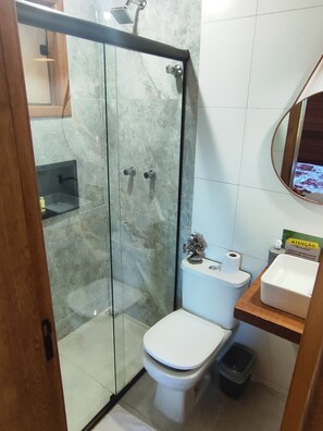 Regadera, toallas, jabón, papel de baño 