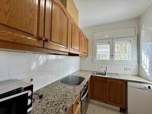 Kjøleskap, mikrobølgeovn, ovn og oppvaskmaskin