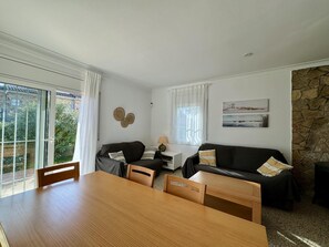 Televisión y chimenea 