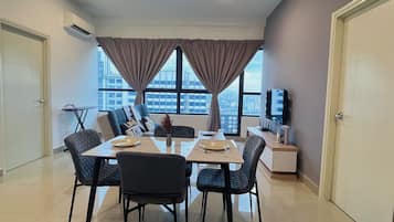 Appartement, 2 chambres | Coin séjour | Télévision à écran plat de 40 pouces avec chaînes par câble