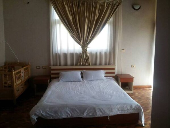 7 bedrooms, WiFi, bed sheets