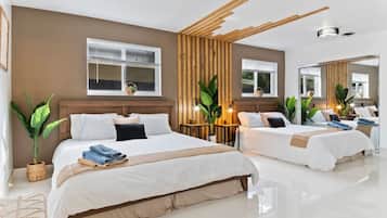 4 habitaciones, escritorio y tabla de planchar con plancha