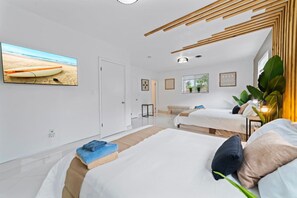 4 habitaciones, escritorio y tabla de planchar con plancha