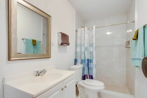 Haartrockner, Handtücher, Seife, Shampoo