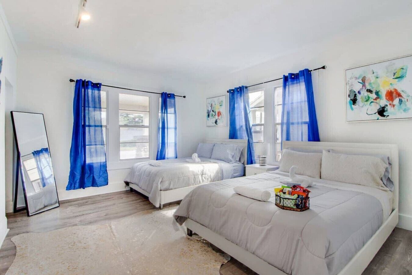 6 habitaciones, tabla de planchar con plancha y cuna de viaje 