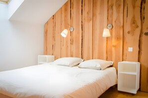 8 bedrooms, free WiFi, bed sheets - Holiday Home 'Gites De Groupe Pour 24 Personnes' with Private Pool, Private Terrace and Wi-Fi (Angoisse)