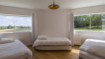 4 bedrooms, free WiFi, bed sheets