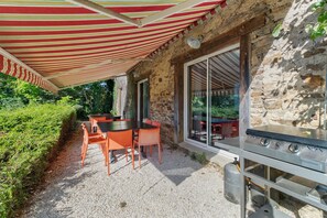 Outdoor dining - Spacious and bright holiday home in the heart of Périgord, terrace, pool & nature (Angoisse)