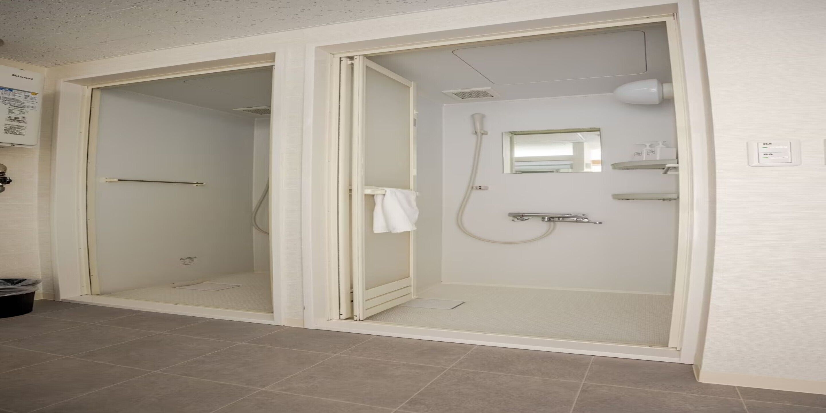 Family Room | Bathroom shower