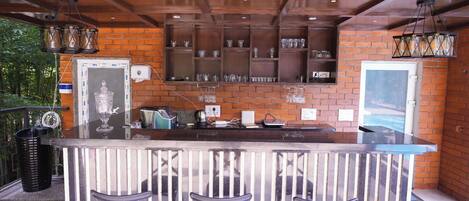 Chambre Quadruple Deluxe, balcon, vue jardin | Coin séjour