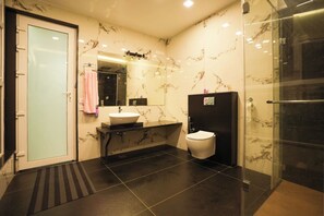 Deluxe-Suite, Balkon, Gartenblick | Badezimmer | Handtücher, Seife, Shampoo, Toilettenpapier