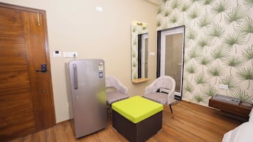 Deluxe Suite, Balcony, Garden View | 1 bedroom, desk, free WiFi