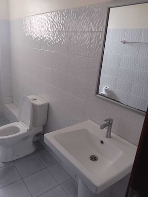 Toallas, jabón, papel de baño 