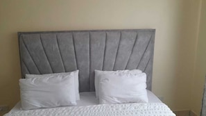 3 habitaciones, escritorio, tabla de planchar con plancha y wifi 