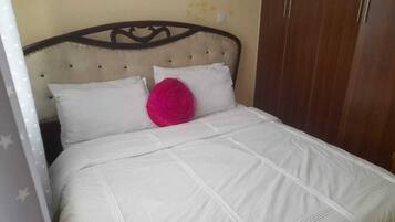 3 bedrooms, desk, iron/ironing board, WiFi