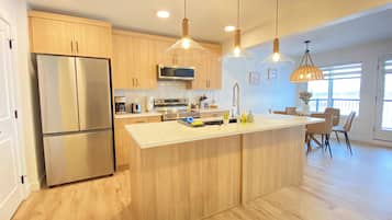 Een koelkast, een microgolfoven, een oven, een kookplaat