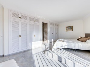 3 Schlafzimmer, Schreibtisch, Bügeleisen/Bügelbrett, WLAN