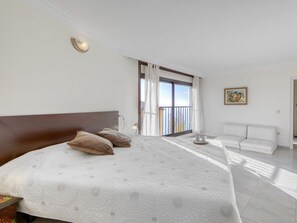 3 bedrooms, desk, iron/ironing board, WiFi - Solberg by Interhome (Roses)