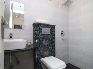 Standard Double Room, City View | Bathroom | Shower, rainfall showerhead, free toiletries, towels - Hotel Leo Continental  (New Delhi)