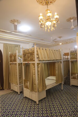 Escritorio, espacio para trabajar con laptop y wifi gratis 