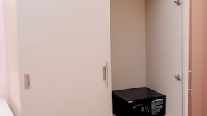 En vit garderob med en svart apparat på den mittersta hyllan.