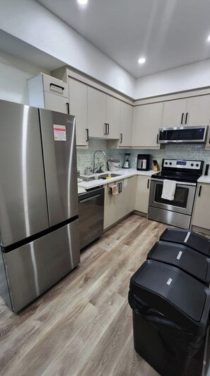 冰箱、微波炉、烤箱、炉灶