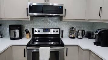 Køleskab, mikrobølgeovn, ovn, kogeplade