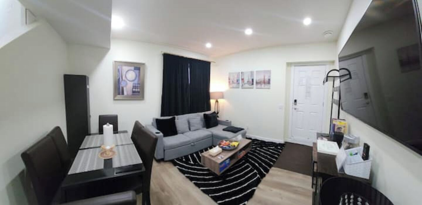 Älytelevisio, takka, kirjoja