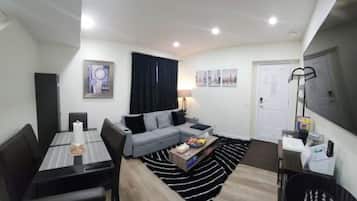 Smart TV, chimenea y libros