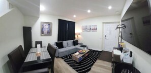 智能电视、壁炉、书