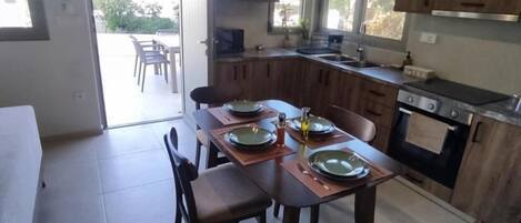 Réfrigérateur, micro-ondes, cafetière/bouilloire, grille-pain