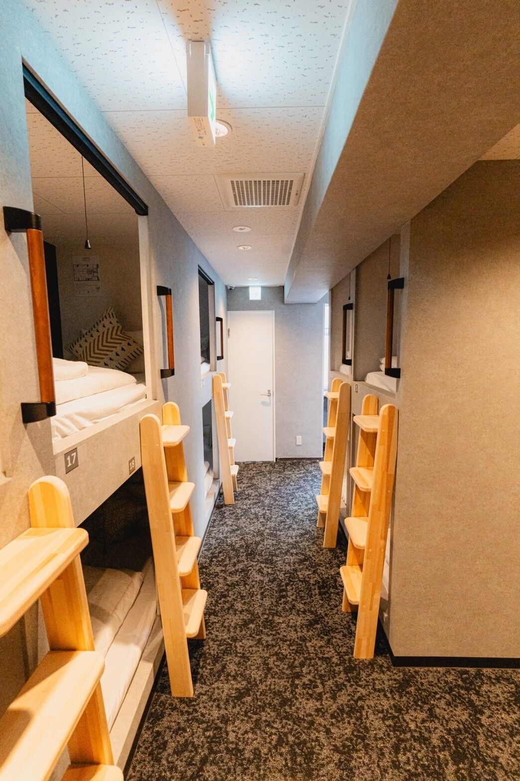 Couette en duvet d'oie, rideaux occultants, Wi-Fi gratuit, draps fournis