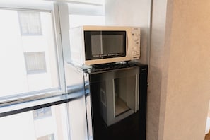 Quarto solteiro básico | Área de estar