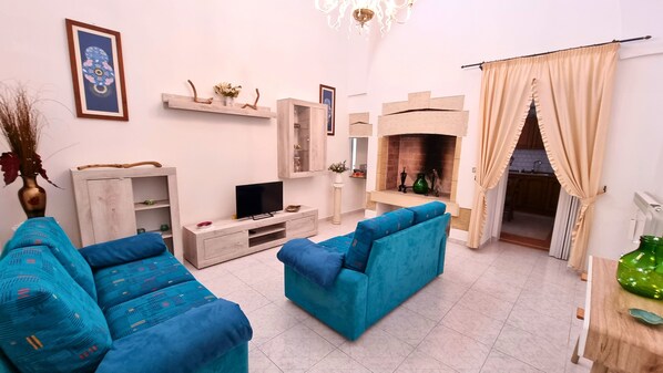 TV, fireplace
