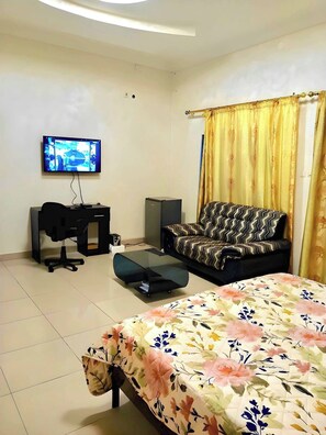 1 dormitorio, tabla de planchar con plancha, Internet