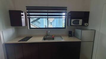 Micro-ondes, plaque de cuisson, cafetiĂšre/bouilloire