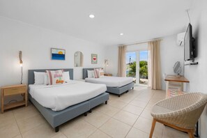 6 dormitorios, escritorio, tabla de planchar con plancha y cuna de viaje