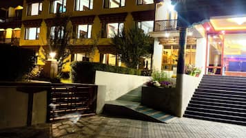 Vista frontal de la propiedad